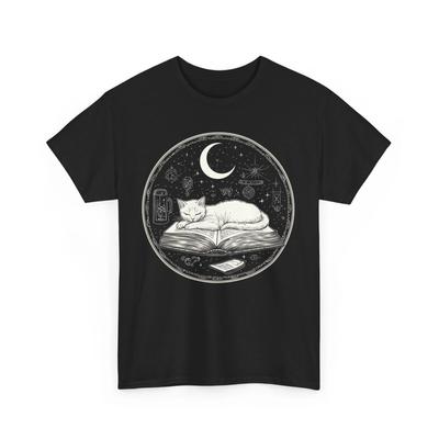 Buch T-Shirt | Lustiges Lese-Shirt | Mystische Hexenkatze liegt auf dem Shirt