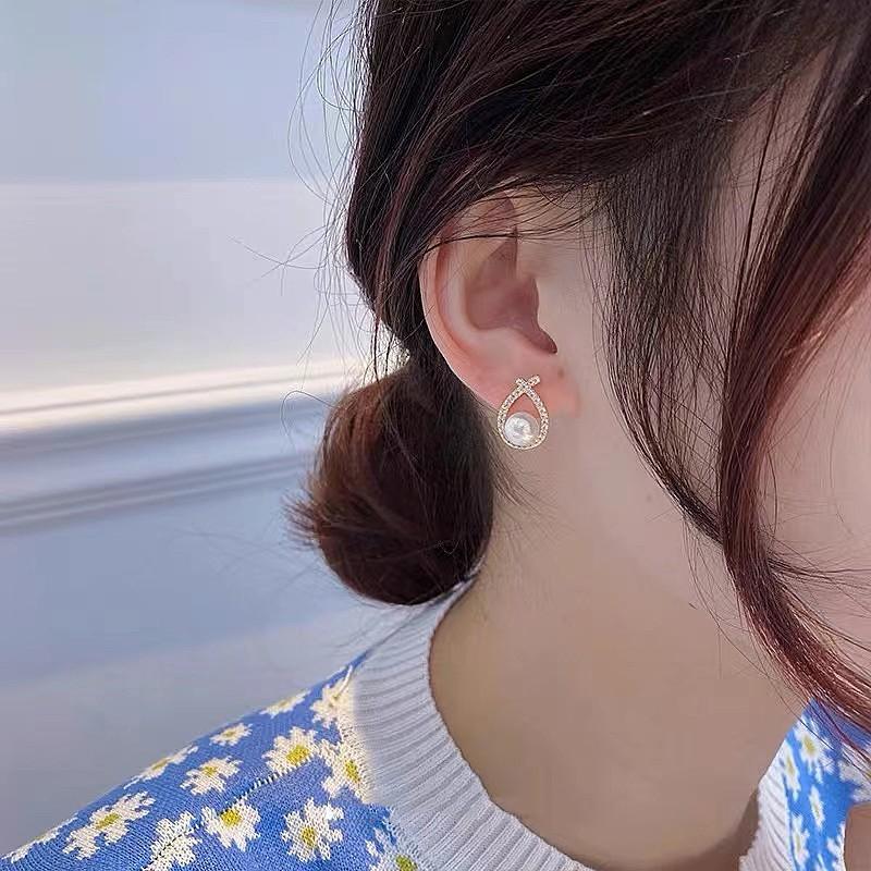 Simple and small cross niche stud earrings Korean versatile temperament fashion earrings girl exquisite earrings wholesale