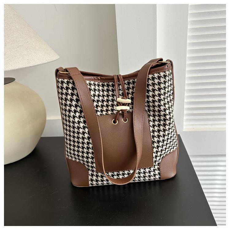 

Stylish Soft Nylon Bucket Bag With Zipper Closure For Trendy Street Look белый