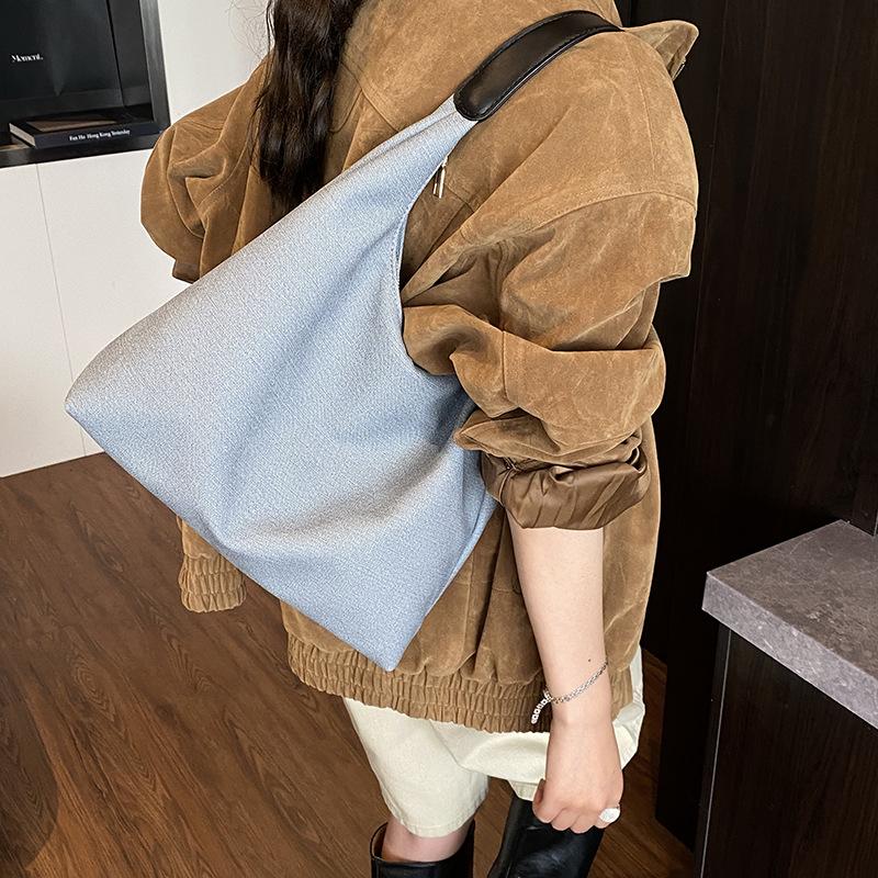 Retro bag women's large-capacity 2025 new autumn and winter versatile simple shoulder bag is popular this year, tote bag