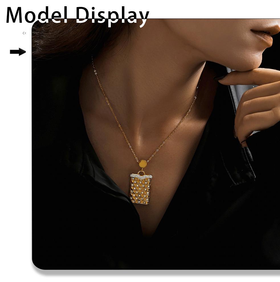 Minimalist Rectangular Plaid Pendant Necklace: Diamond-Studded Clavicle Chain In 18K Gold-Plated Titanium Steel.