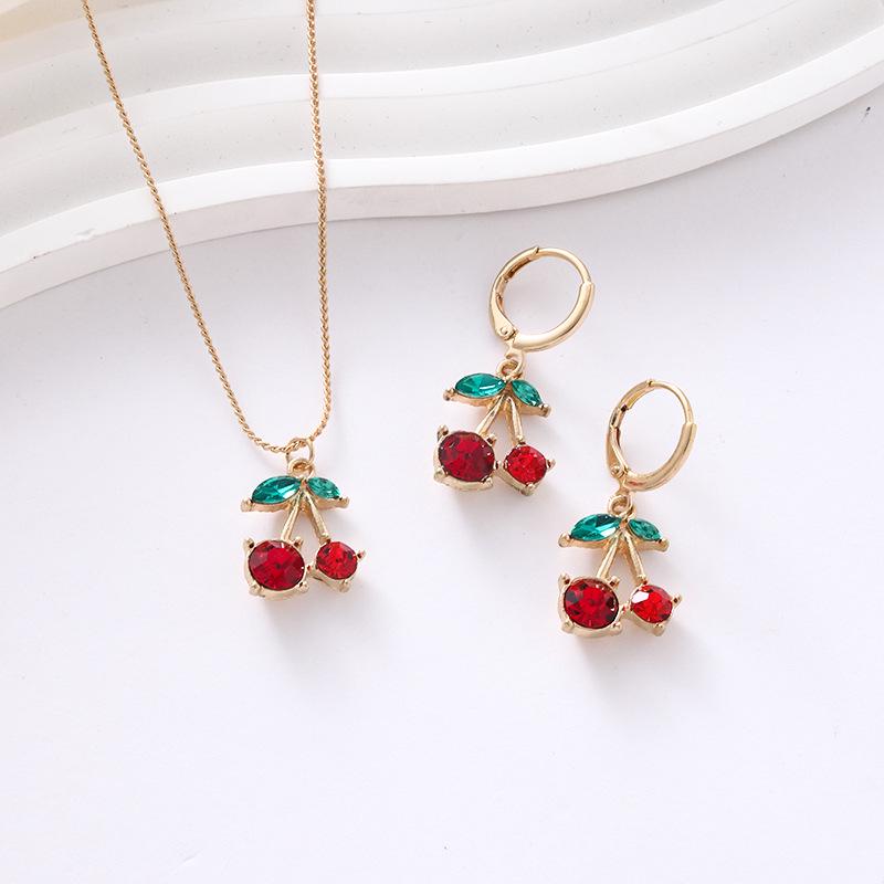 Ensemble collier pendentif cerise rouge et feuille verte et boucles d'oreilles chaîne clavicule pour femme