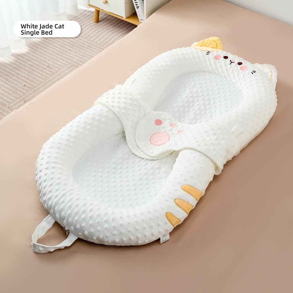 

Детский мультяшный комплект «кровать в кровати» Бионическая спальная кроватка Переносная детская кроватка Детская противопролежневая портативная кроватка Белый нефритовый кот 100*56㎝