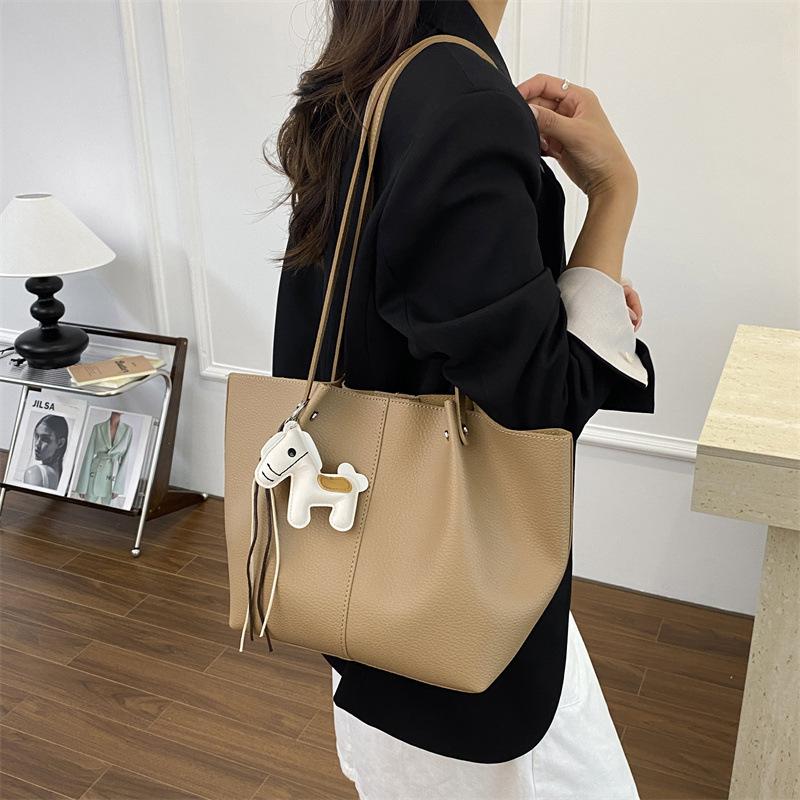 New Commuter Large-Capacity Tote Bag Fashionable And Casual Personalized Shoulder Bag Texture Simple Handbag Women