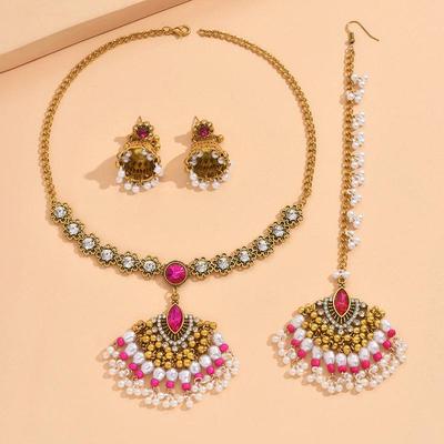 Set di Gioielli Vintage con Nappe di Perle Europei e Americani: Orecchini a Campana in Metallo, Collana, Copricapo.