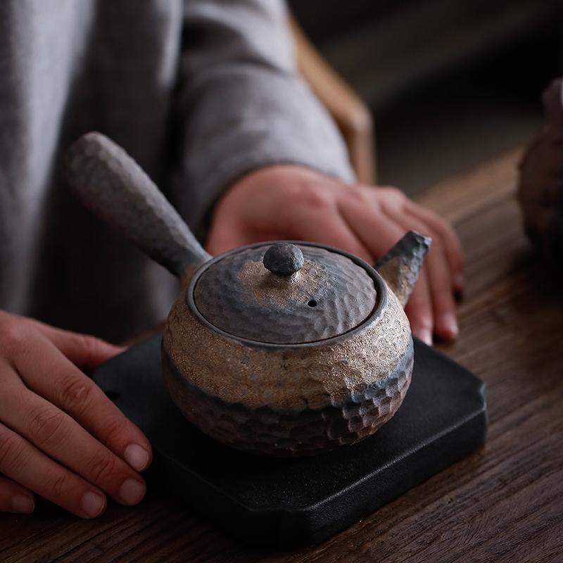 Grobes Steingut Teekanne mit Seitengriff Handgefertigt Hämmerdekor Teekanne Vergoldete Eisen glasur Retro Kung Fu Teekanne Teeverkostung