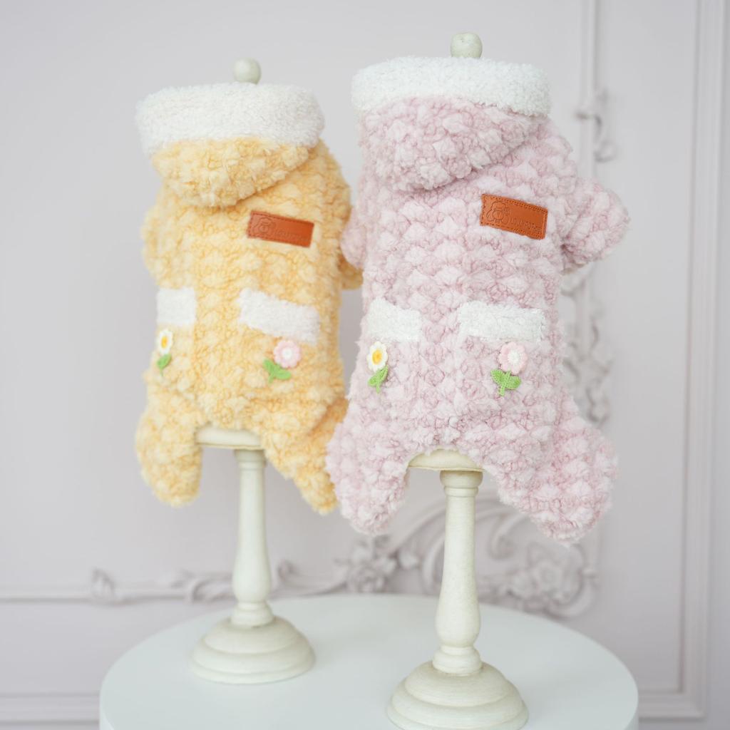Herbst und Winter Haustier Hund Samt Kleine Blume Vierbeinige Kleidung Weicher Bauchschutz Warme Kleidung Teddy Hund Pyjamas Welpe