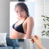 Hisun Skardinis ženklas HD Metalinis Sienos Menas Viliojanti Azijietė su Šlapių Plaukų Efektu Seksualioje Juodo Tekstūruoto Bikini Viršuje Stovinti Ryškioje Patalpoje Su