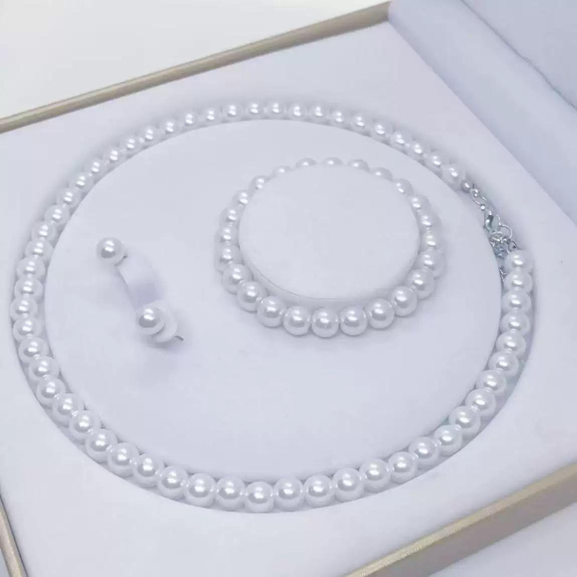 

Elegant Shell Pearl Jewelry Set: Necklace, Bracelet & Earrings for Brides or Mom s Gift - Perfect Wedding Accessories