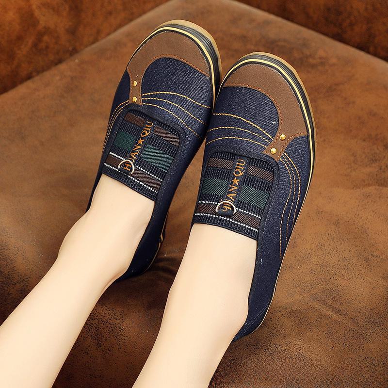 Women's Old Beijing Cloth Shoes: Durable, Non-Slip Cowhide Sole for Middle-Aged and Elderly.