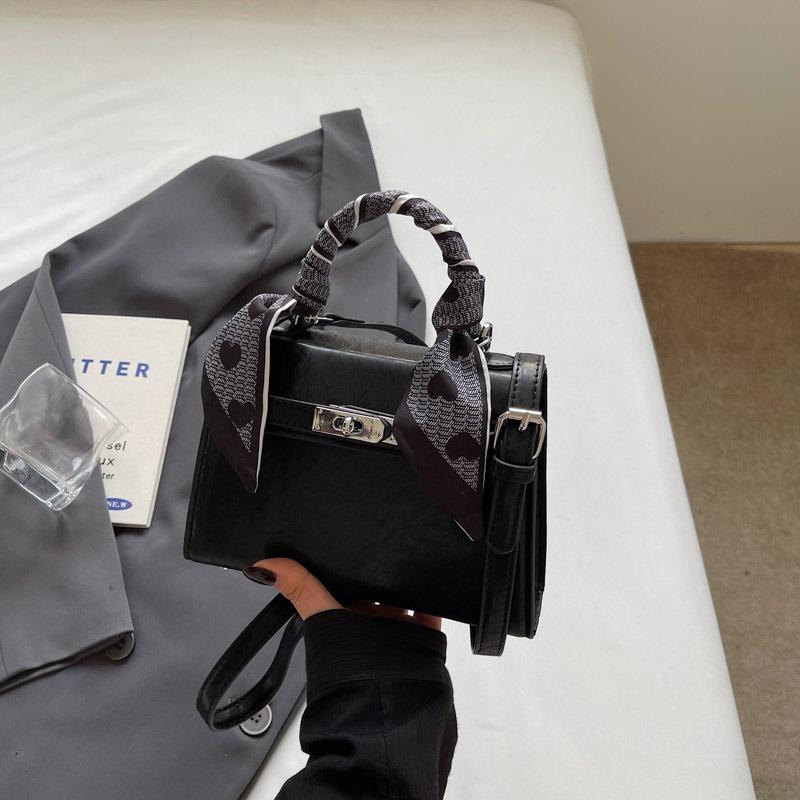 

2025 new high-value lady fashion women s handbag casual simple messenger lock flip bag чорний