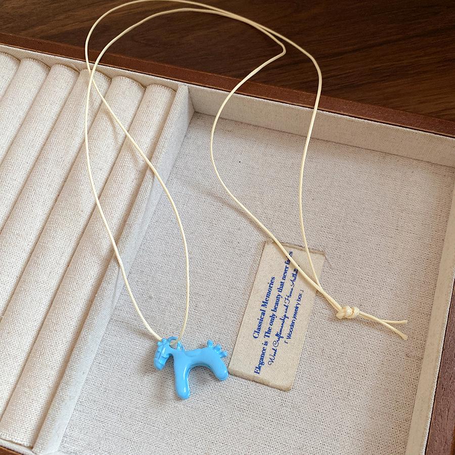 Ретро-подвеска в виде пони с красными каплями масла — уникальный дизайн, длинная цепочка для свитера.