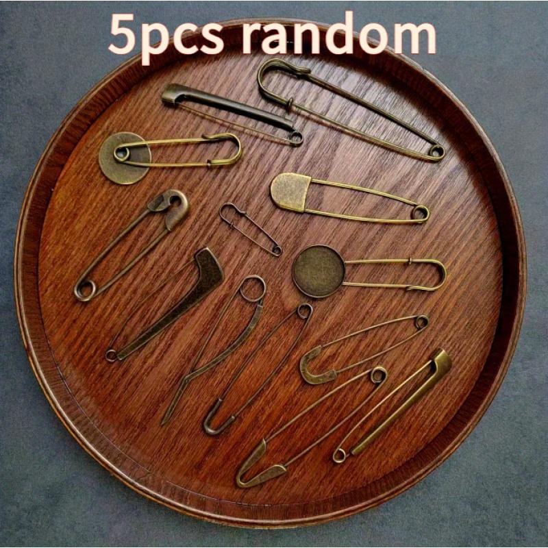 

5pcs Random Vintage Greenish Bronze Sweater Shawl Large Buckle Pin with Letter Design, a Simple Accessory for Hole Shoes