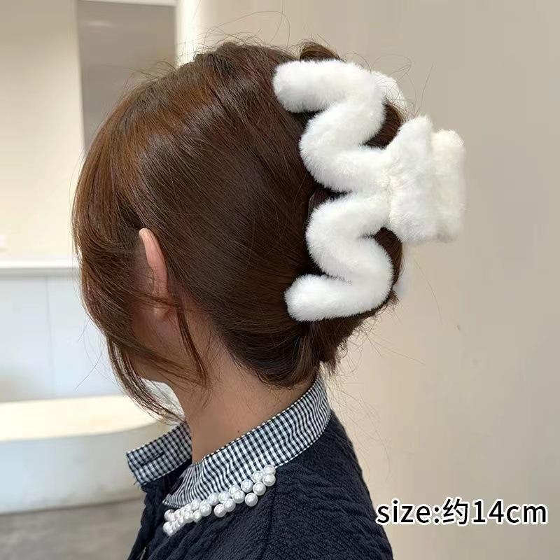 New Winter Faux Fur Hair Claw Elegant Acrylic Hairpins Plush Hair Clip Barrette Crab Headwear for Women Girls Hair Accessories