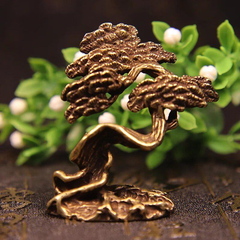 

1Pc Brass Welcoming Pine Tree Tea Pet Ornaments Creative Copper Handmade Green Pine Hand Playing Crafts Wealthy Mini Desk Decors