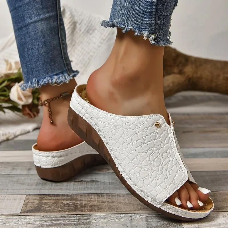 Mode Neue Sommer Luxus Stil Klassische Slipper Damen Schuhe Lässig Dicksohlig Zehenfrei Keilabsatz Strand Damen Zehensandalen Große Größe