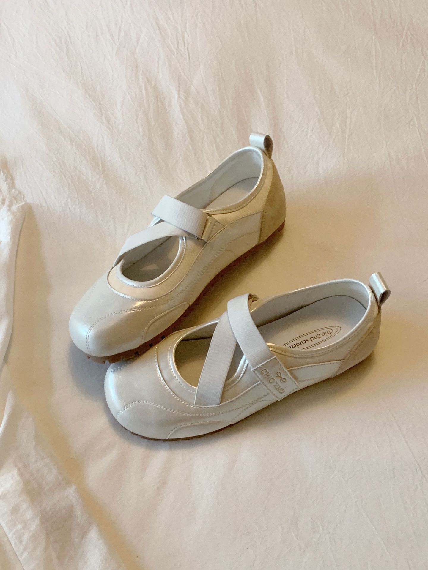 

Версия из мягкой кожи~ женские туфли с перекрестными ремешками, светлые маленькие кожаные туфли, летняя обувь для ношения с юбками, туфли на плоской подошве 40