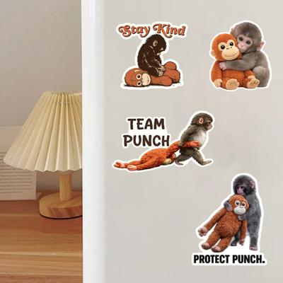 Autocollant Protect Punch The Monkey Mignon Bébé Singe Tenant un Jouet en Peluche Décalcomanie Autocollants Chaleureux et Apaisants pour la Décoration et les Cadeaux des Enfants