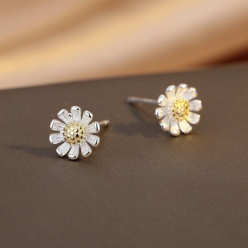 Mori Small Daisy Stud Earrings Women'S Small Fresh And Simple Flower Earrings Exquisite Ear Jewelry