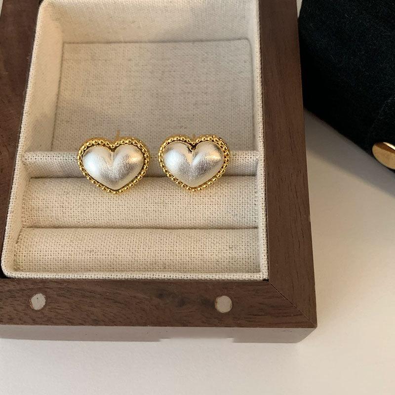 French Retro Brushed Love Oval Metal Stud Earrings Women'S Light Luxury Elegant Fashion Temperament Versatile Earrings