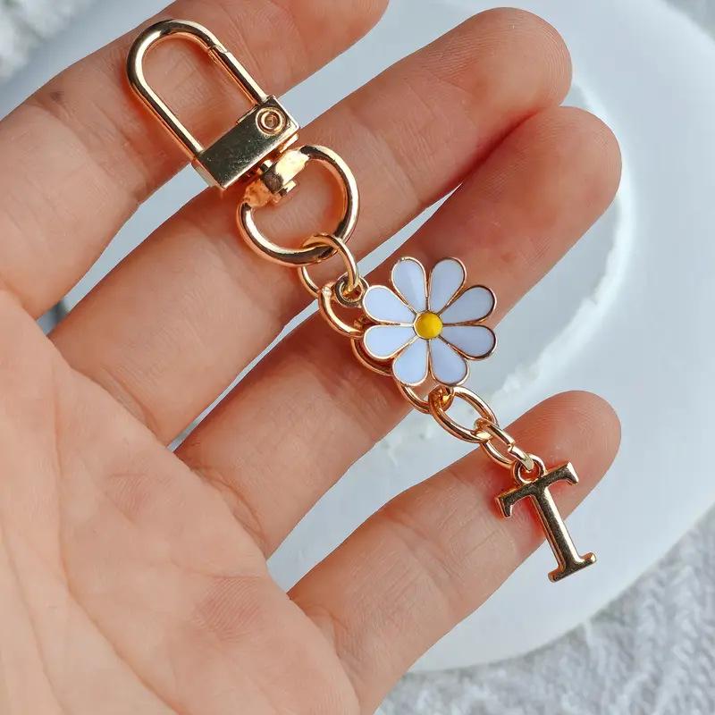 Metal Daisy Letter Keychain Fashion A-Z 26 Letters Keyring Charms Mobile Phone Key Holders Bag Pendant Accessories Couple Gift