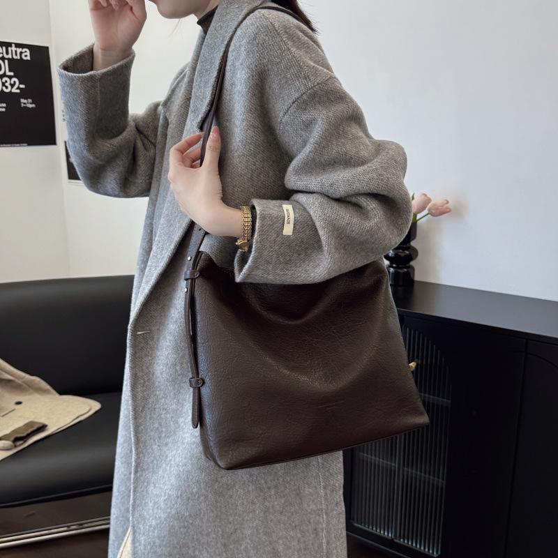 

Slack Portable Tote Bag Women S Large-Capacity Autumn High-End Sense Commuting To Work Shoulder Bag темно-коричневого