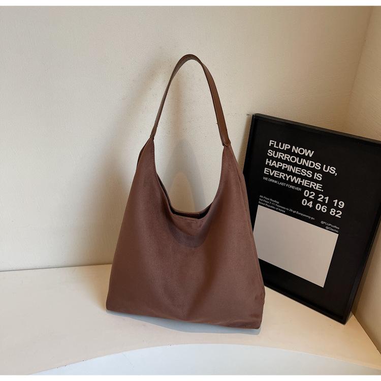 

Korean version of fashionable retro commuter tote bag women s 2025 autumn and winter new large-capacity high-end shoulder armpit bag темно-коричневого