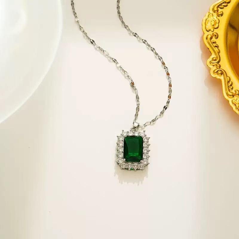 Vintage Titanium Steel Women's Pearl Pendant Necklace - Light Luxury Clavicle Chain