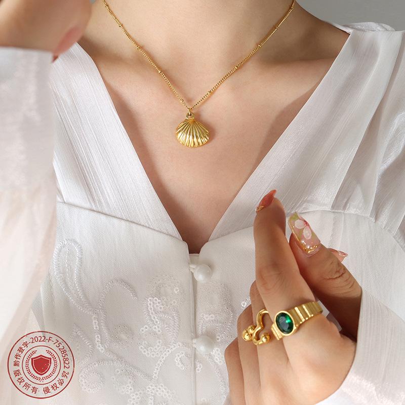 Korean Style Fashion Seashell Pendant Necklace, Gold Plated, Fade Resistant, Perfect for Commute, Travel, and Vacation.