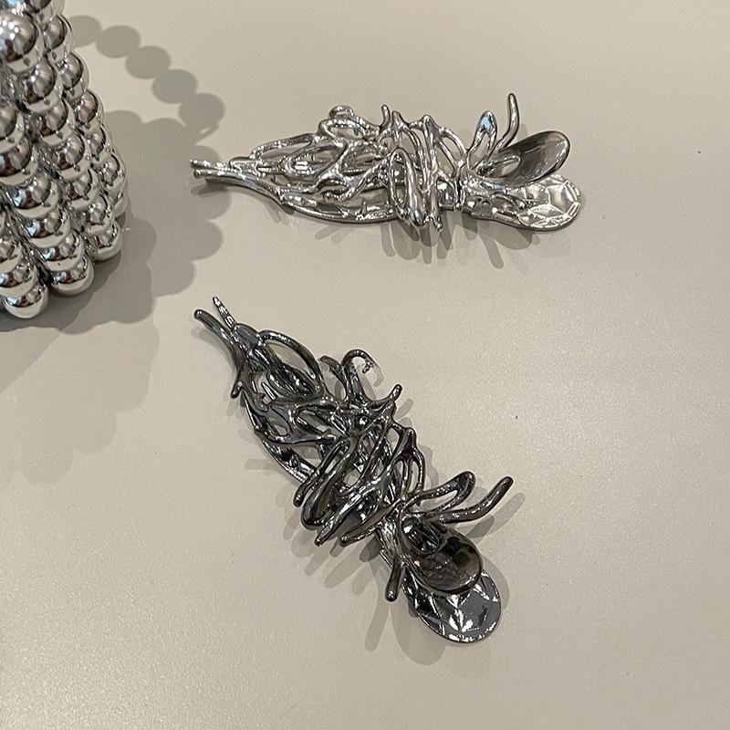 Y2K Geometric Women Hair Claw Clip Large Metal Shark Hair Clips Personality Nonslip Girls Grab Clamps Hair Accessories