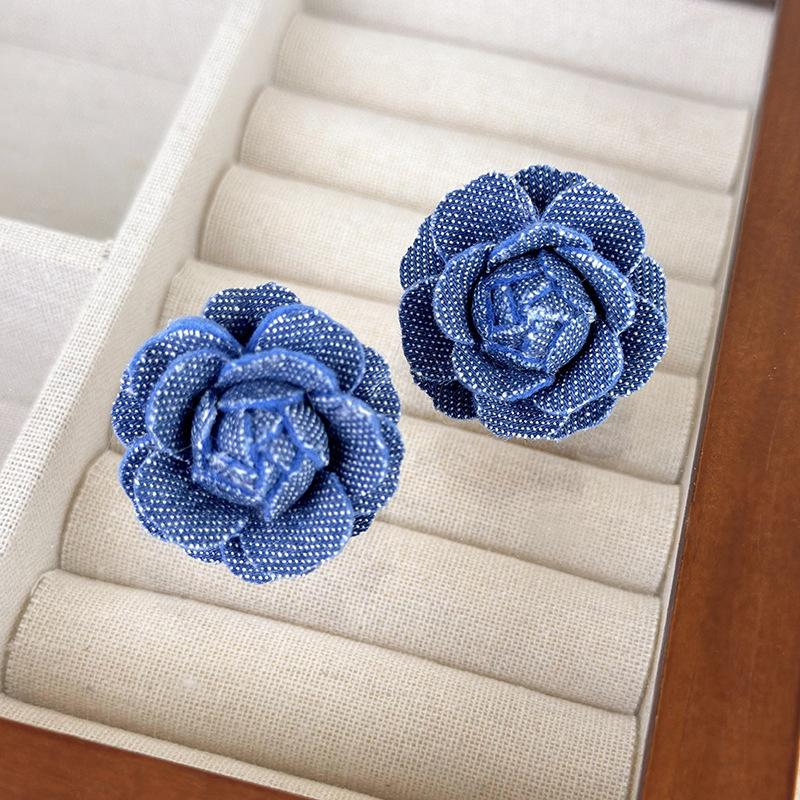 

Серьги с голубыми розами и французскими джинсовыми индивидуальными европейцами и американцами в стиле ретро, ​​нишевые серьги с темпераментом для пожилых людей синий
