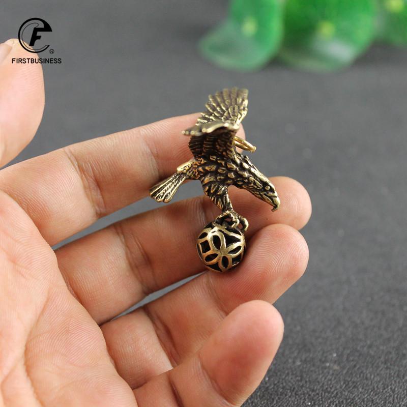 Antique Bronze Eagle Catch Ball Statue Solid Copper Eagle Figurines Ornaments Bicycle Handbag Tel Keychains Decoration Accessor
