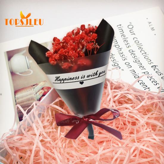 In Papier eingewickelte, mit getrockneten Blumen duftende Schleierkrautblüten, Schleife mit Buchstabenmuster, langanhaltende, lebendige Farbe, Blumenstrauß als Geschenk zum Valentinstag