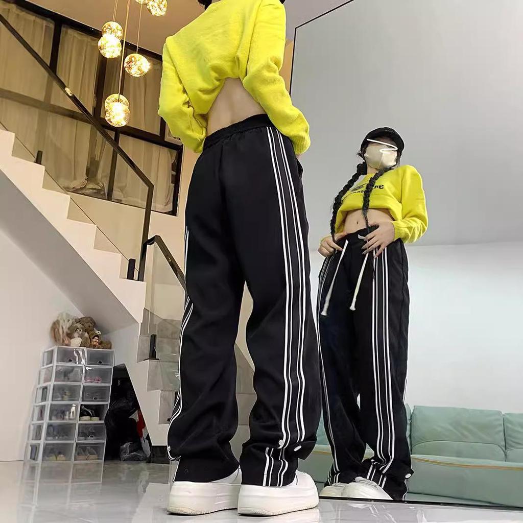 Kleine lässige Sport-Hose mit schwarzen und weißen Streifen für Damen für Frühling und Herbst Drapierte gerade Hoodies für Damen Lockere Weitbein-Hose
