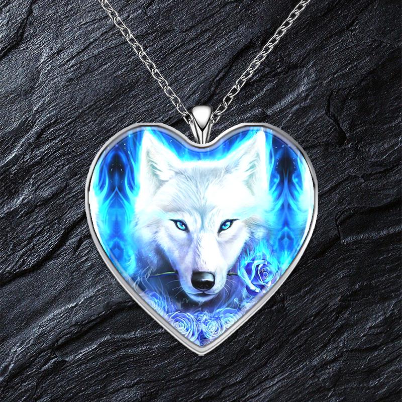 

Стильное крутое колье в форме сердечка