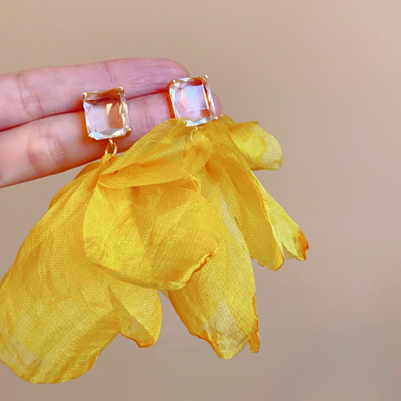 Super fairy yellow mesh flower earrings 2025 new seaside vacation style stud earrings niche high-end temperament earrings