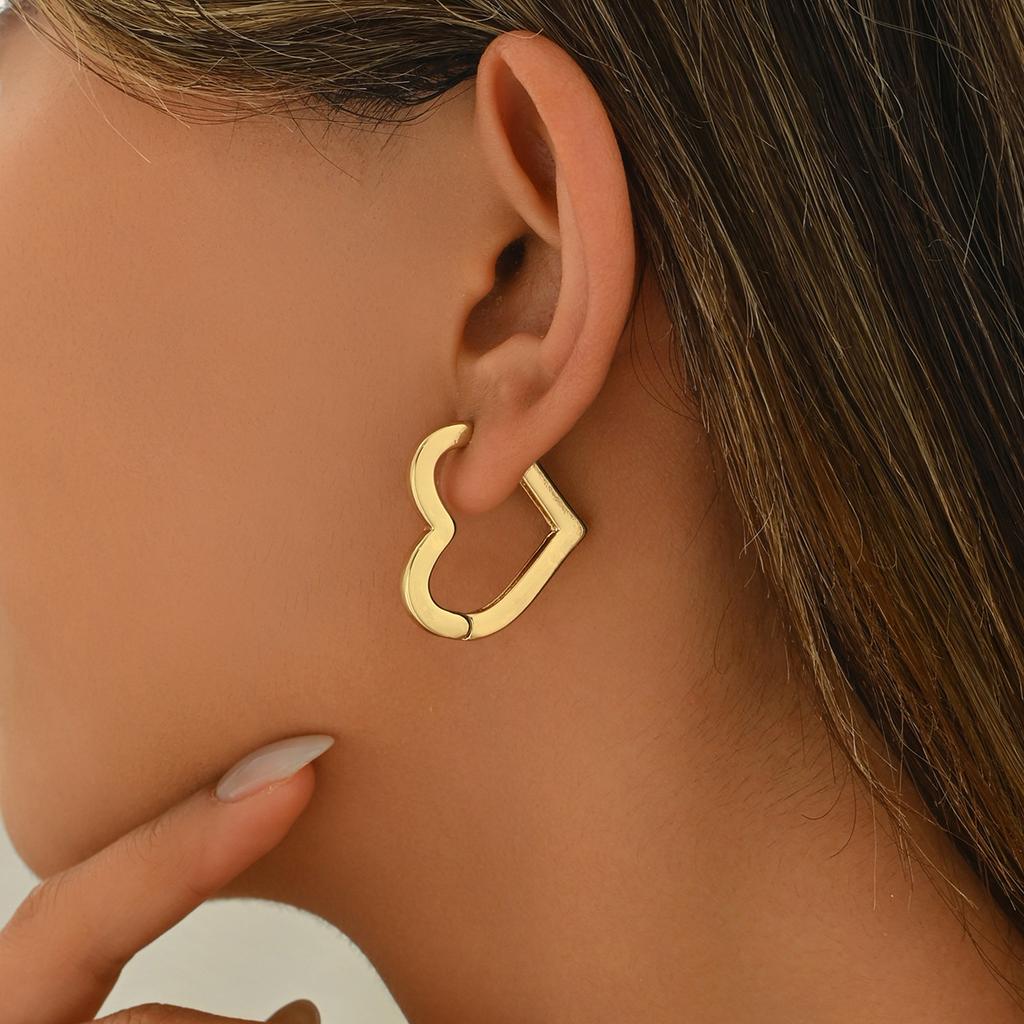 Simple geometric style women's jewelry, versatile high-end heart-shaped design earrings, niche fashion ear buckles for women