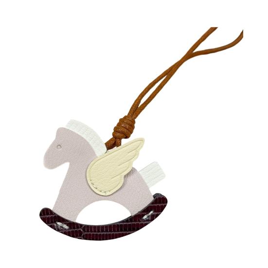 Väskhänge Miljövänlig Gunghästnyckelring i konstläder med repsnodd Vingdesign Väskor Biltillbehör