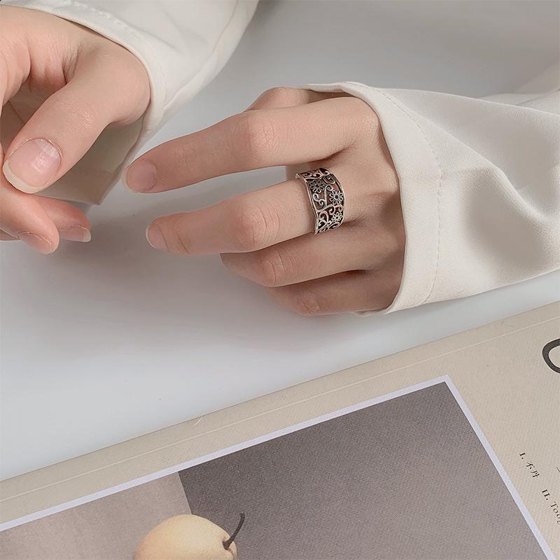 Vintage Silver-Plated Floral Ring: Elegant Wide Band with Intricate Design