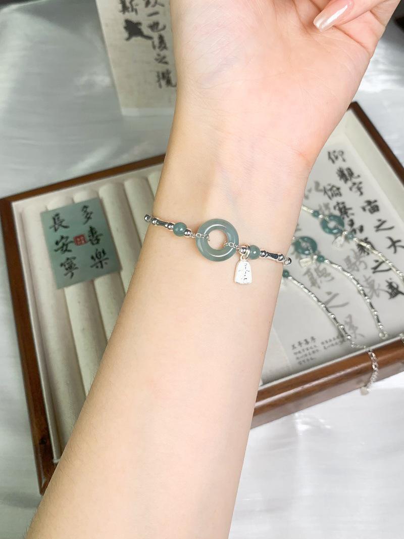 

2024 Изысканный браслет из нефрита Хэтянь с предохранительной застежкой из дробленого серебра - Женский горячий стиль легкой роскоши