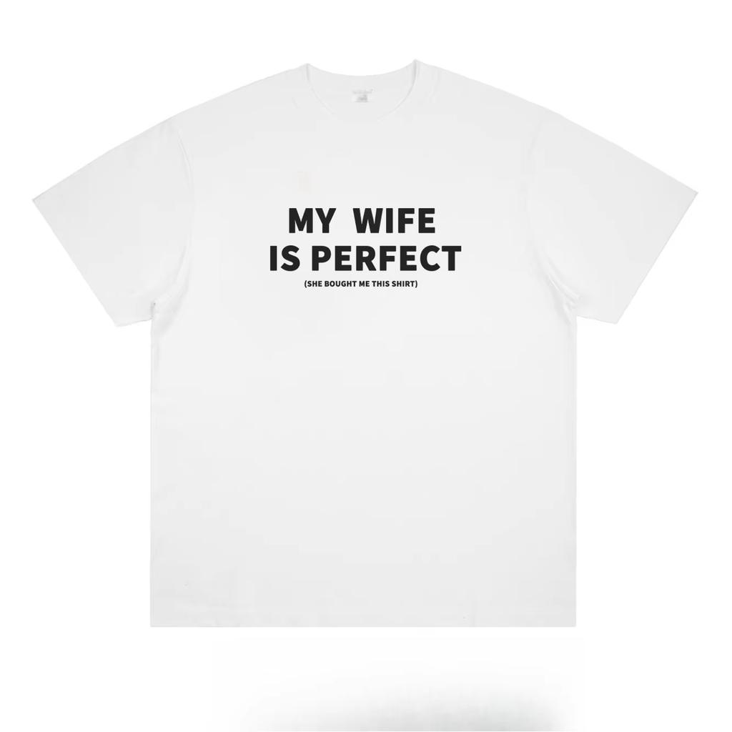 2026 Meine Frau Ist Perfekt Vintage Grafik T-Shirt Schwarzer Text Weißes T-Shirt Ehe Humor Paar Oberteil Lustiges Geschenk Shirt Streetwear Stil