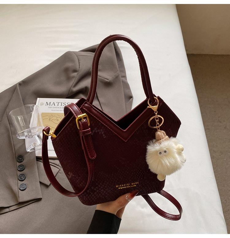 Niche design bag women's new high-end retro shoulder messenger bag portable commuter bucket bag