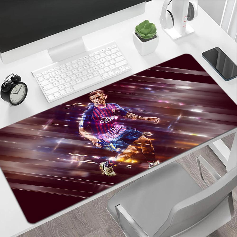 Dynamic Football Player Artwork Gaming Mouse Pad Gaming Laptop Mouse Pad Desktop Mouse Pad Non-Slip Rubber Base Office Desk Accessory