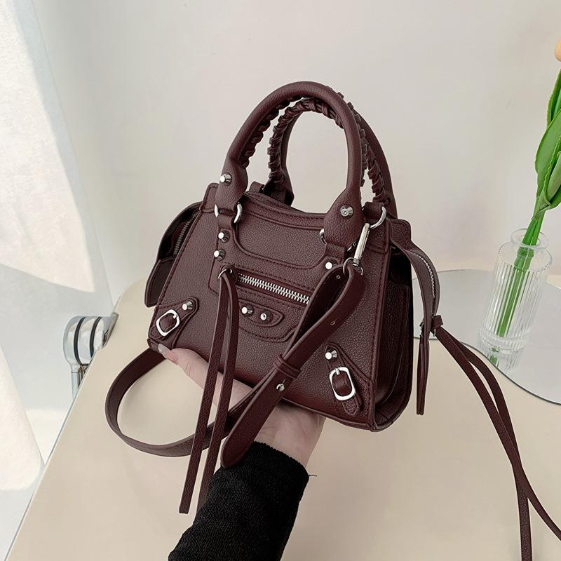 Portable locomotive bag New retro women's shoulder bag Fashion rivet fringed messenger bag