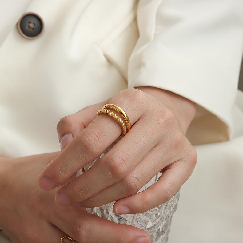 

Кольцо-твист с открытым концом в корейском стиле с блестящим покрытием из 18-каратного золота из титановой стали Size 7