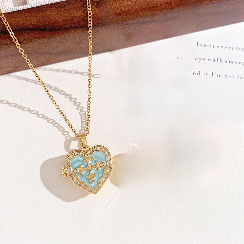 New Style Compatible Heart-shaped Photo Holder Necklace - Simple and Elegant Accessory for Women with A Touch of Exclusivity and Luxury.