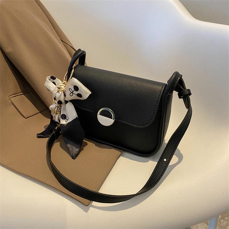2025 Trendy Women's Chain Underarm Shoulder Bag: Versatile Textured Summer Crossbody Accessory