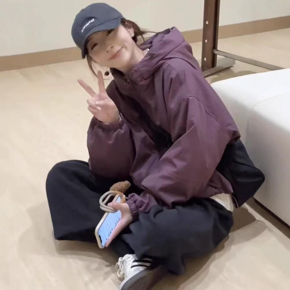 

Женская уникальная куртка-ветровка с капюшоном - Стильный и свободный крой для весны и осени 2025. M