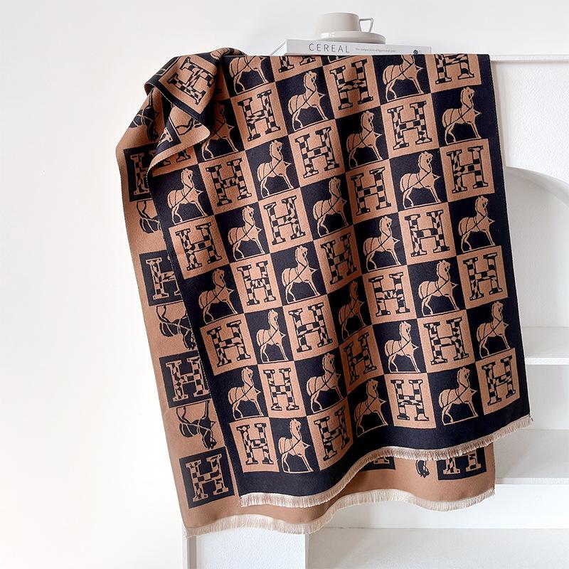 Geometriska bokstäver är kontrasterande färger, dubbelsidig imitationskashmirscarf, vinter exklusiv varm sjal
