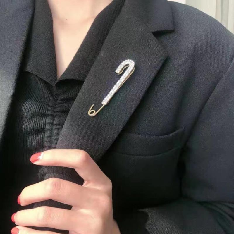 Cute Rhinestone Pins for Pants Waist Adjustment Women Cardigan Scarf Shawl Safety Brooches Korean Luxury Jewelry Scarf Buckle